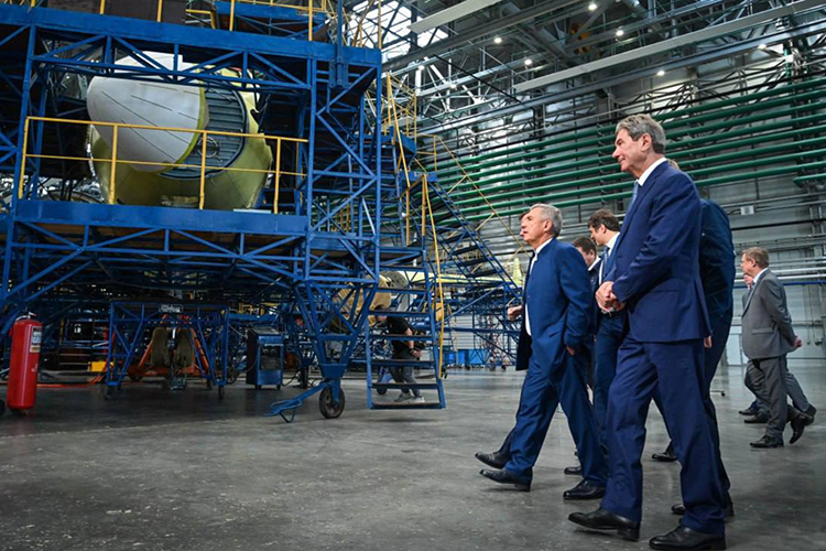 Председателем СД «Туполева» Минниханова избрали 16 сентября 2021 года. На этом посту он сменил в то время генерального директора ОАК Юрия Слюсаря