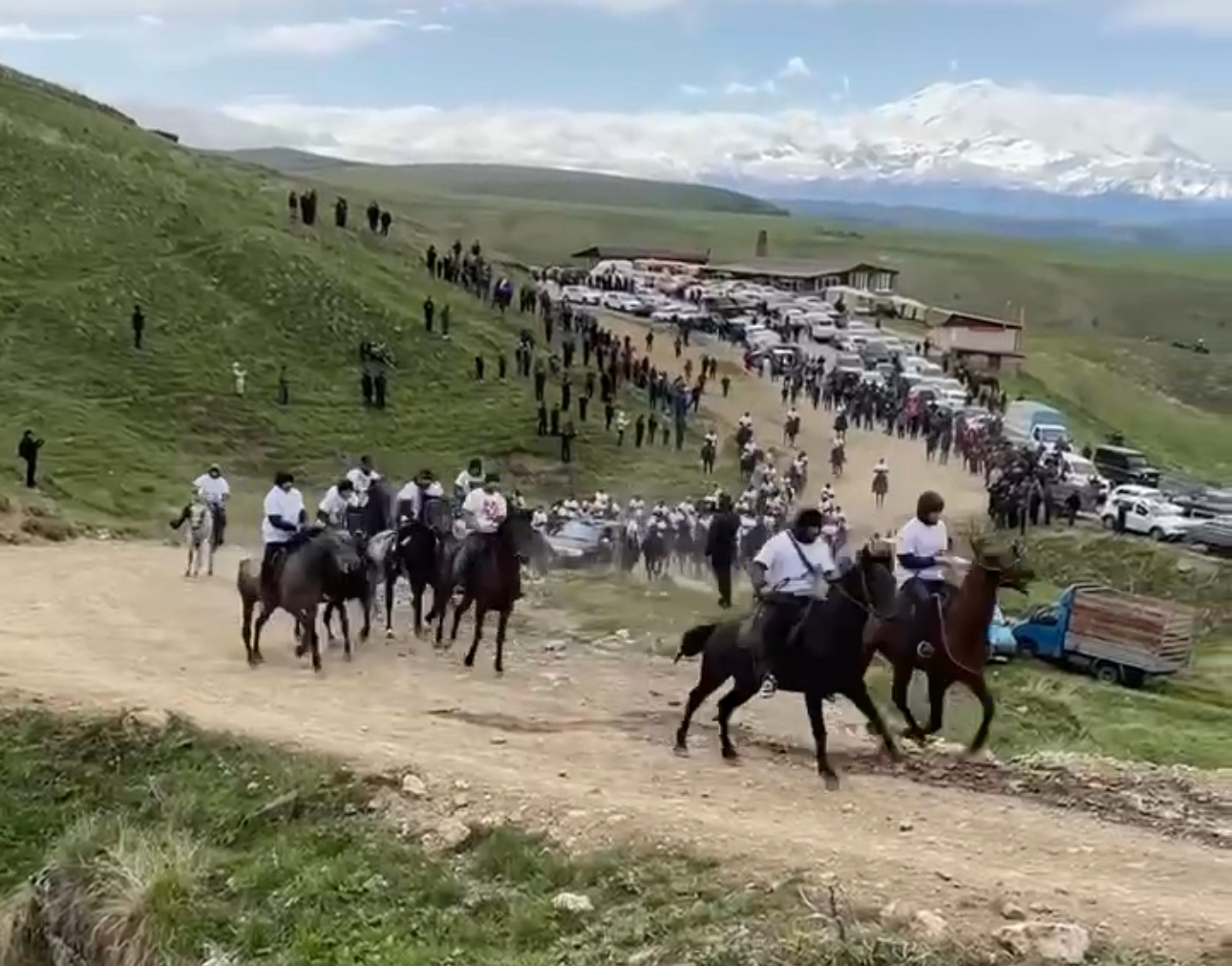 В КЧР прошел конный пробег, посвященный Дню возрождения карачаевского народа 