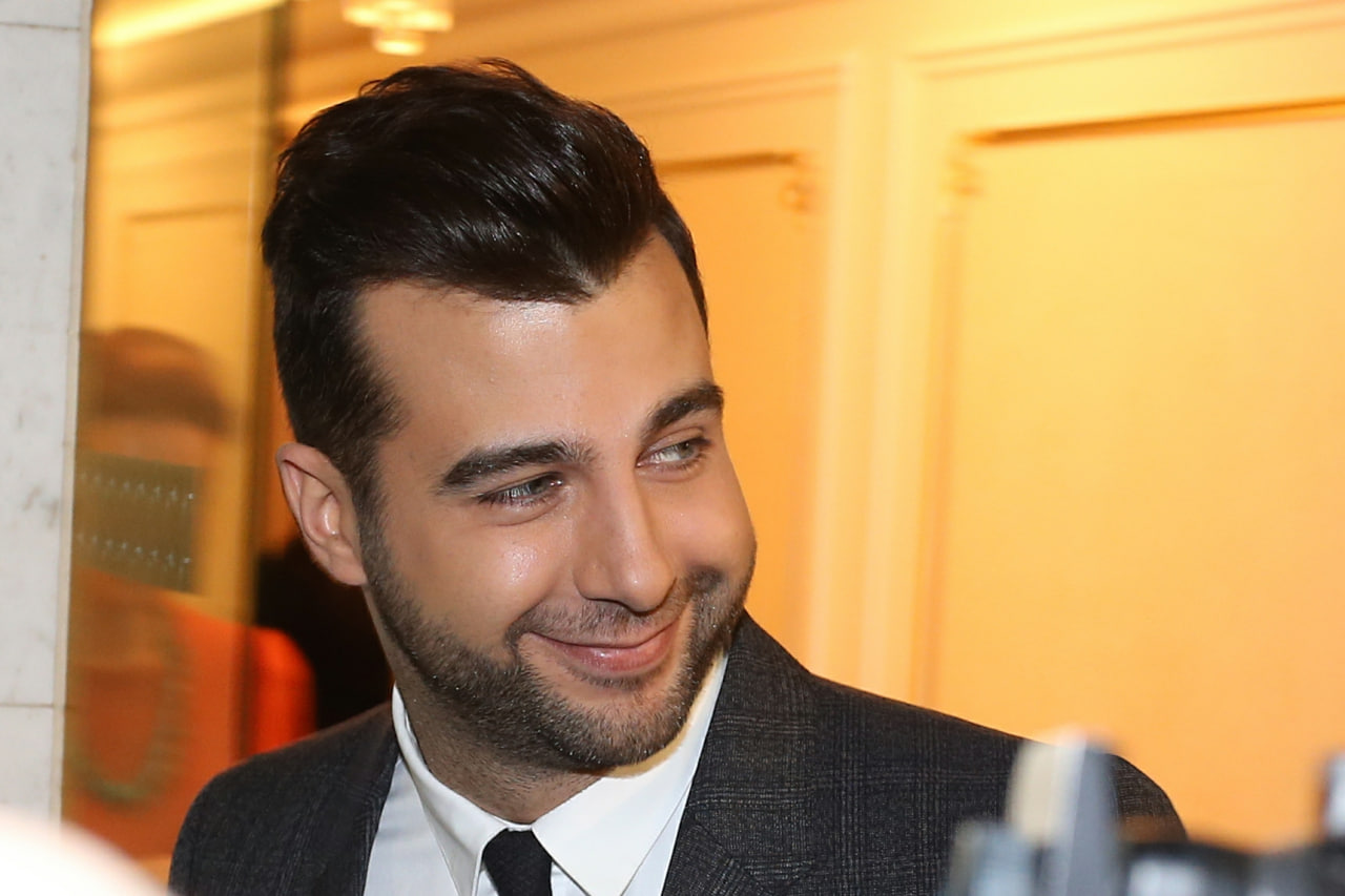 Ургант певица. Ургант певица. Вечерний ургант билли. Вечерний ургант елка. Ургант певица.