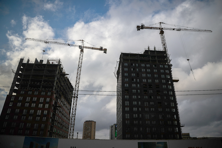 Покрывать возросшие затраты застройщику придется из собственного кармана, а такой финансовой подушки в компании нет. В конечном итоге, по мнению спикера, это приведет к тому, что многие застройщики обанкротятся