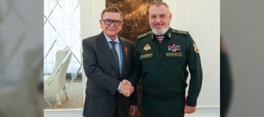 Генерал-полковник Алексей Воробьев вручил генеральному директору Государственного Кремлёвского дворца ведомственную награду