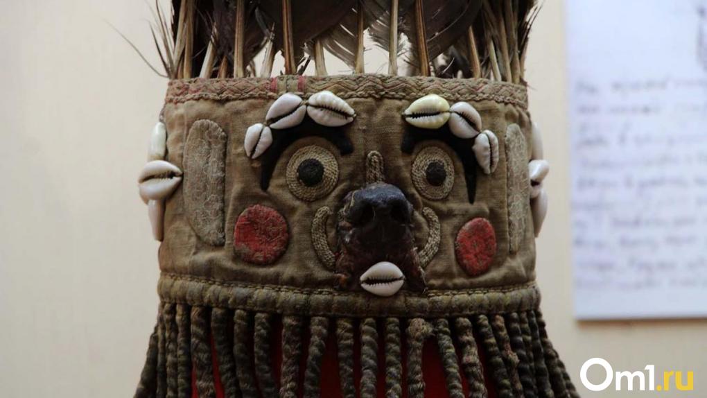 Шаманский бубен и медицинский халат: в Омске работает необычная выставка