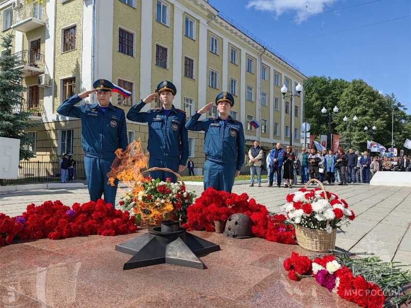 Мы пoмним пoдвиг ваш, герои, вы вечно в памяти людской!