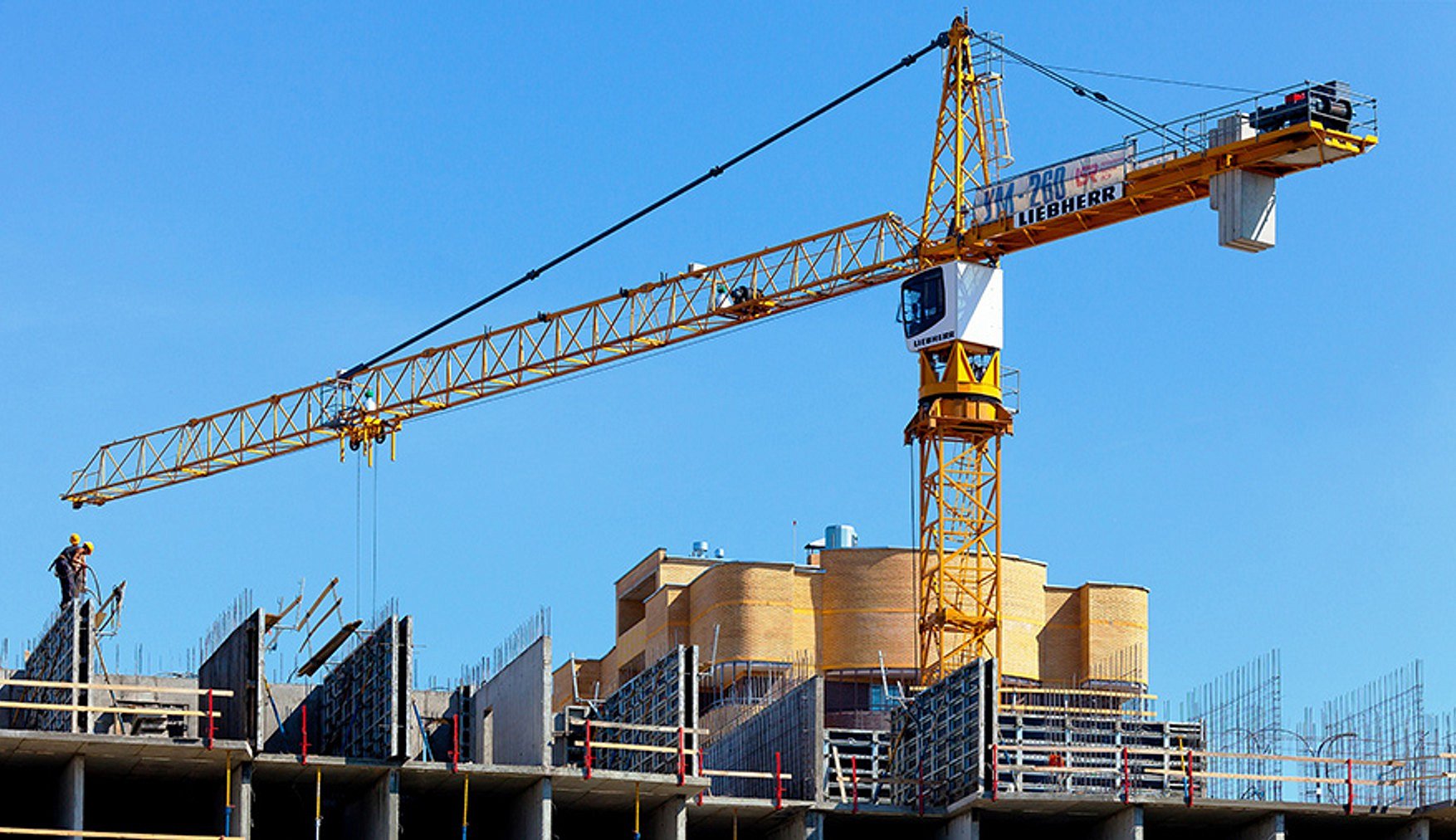 Фото крана. Самоподъемный кран Liebherr. Грузоподъемный башенный кран Либхер. Башенного крана 2021. Подъемный кран на стройке.