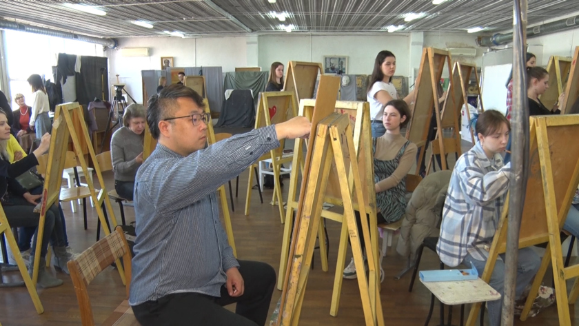 Участники фестиваля «Арт Пространство Амур» узнали тонкости китайской живописи - gtrkamur.ru
