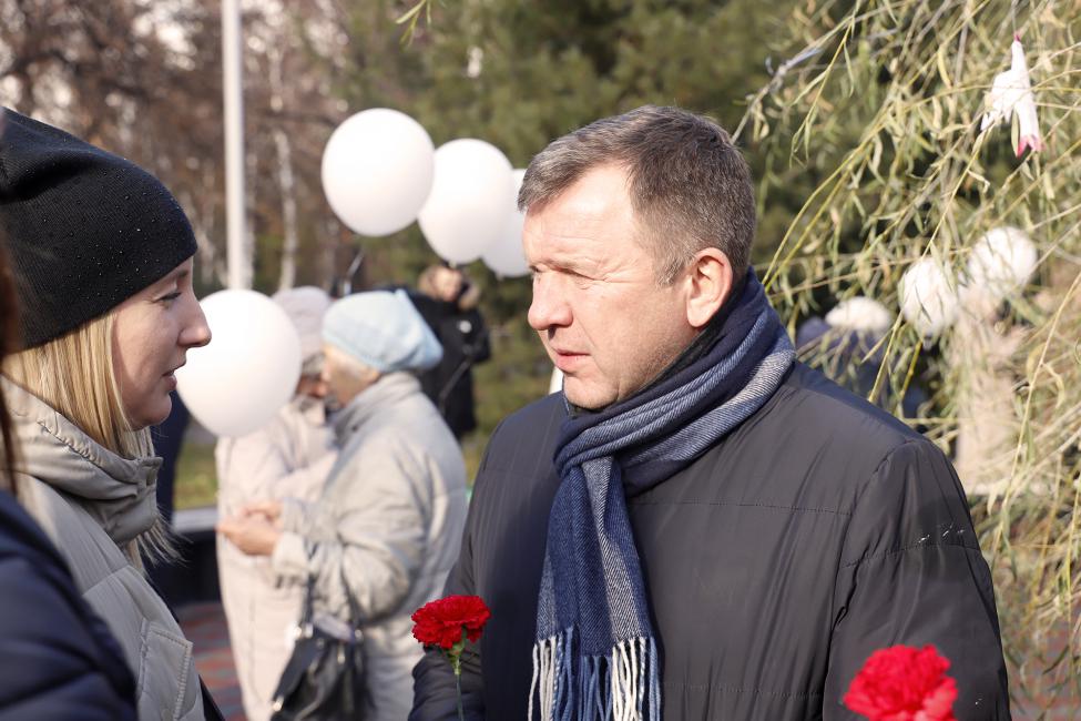 Депутаты ЗАКСа Новосибирской области приняли участие в митинге, посвящённом Дню белых журавлей