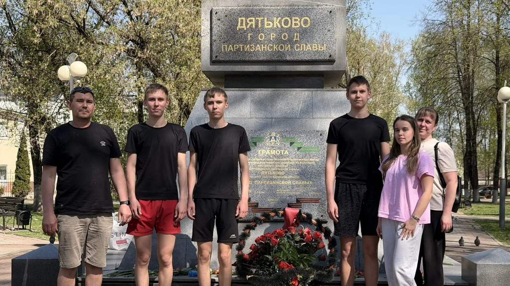 В Сквере партизанской славы Дятьково обновили стелу