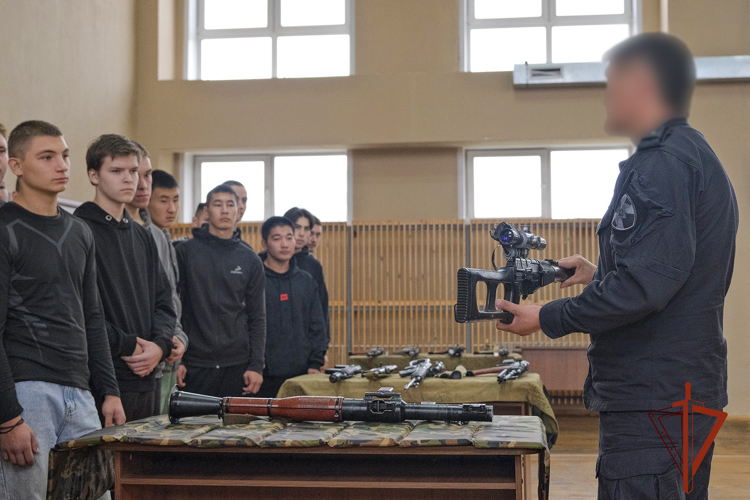 В Горно-Алтайске сотрудники и военнослужащие Росгвардии встретились со школьниками 