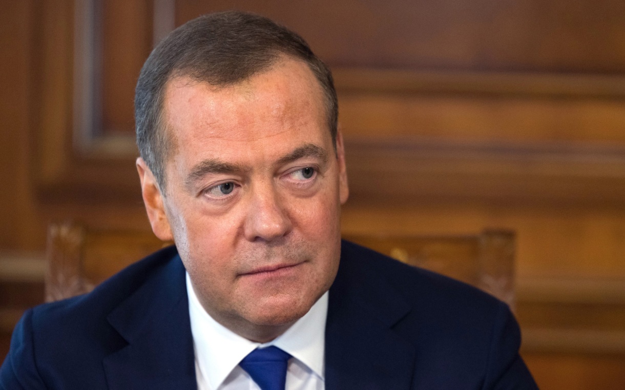 Медведев возложил цветы к Вечному огню на Поклонной горе