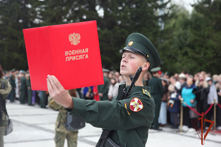 Курсанты Новосибирского военного института Росгвардии приняли присягу на верность своей Родине