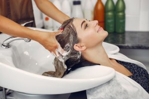 Врач-трихолог объясняет, почему не стоит постоянно мыть голову гелем для душа