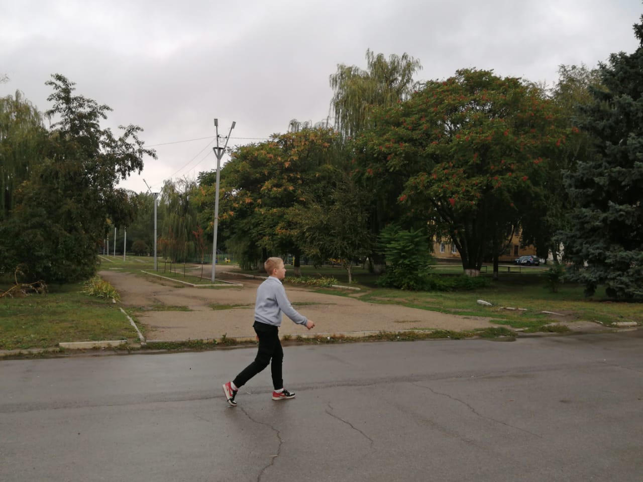 Погода в заводском каменск шахтинский. Скамейка в парке Останкино. Клим Бузовкин Каменск Шахтинский. Хип хоп Каменск Шахтинский. Парк в Заводском районе.