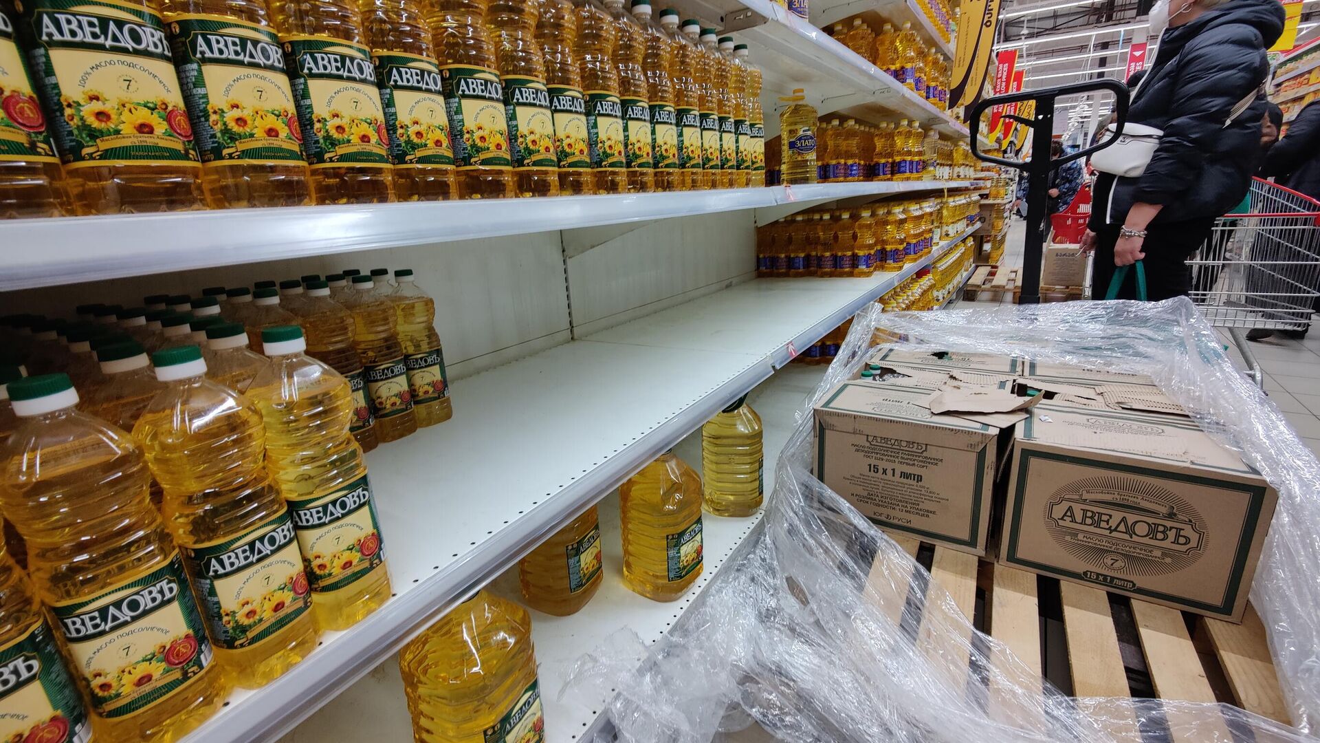 Полки с подсолнечным маслом в магазине. Люди в панике раскупают продукты - Sputnik Грузия, 1920, 06.05.2026