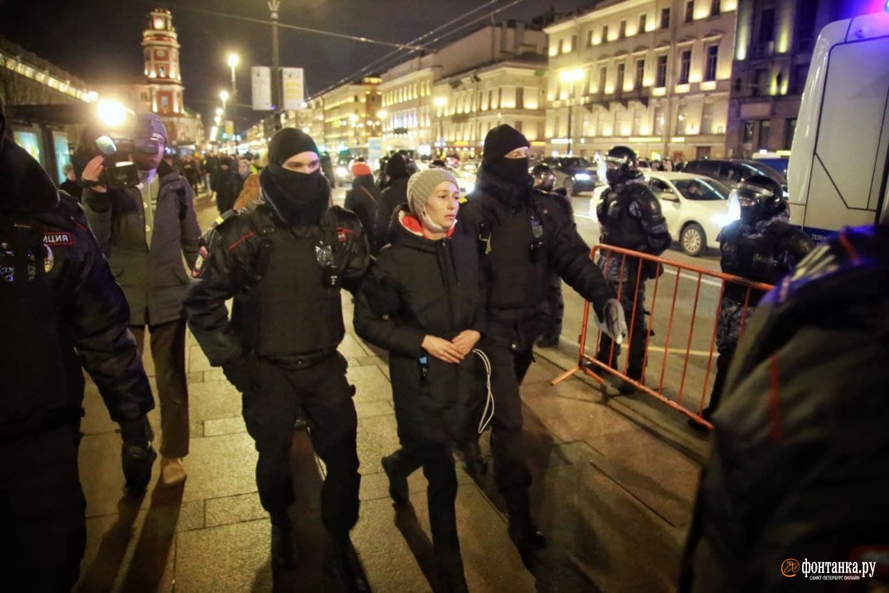 Питер против мобилизации. Митинг в Питере 24 02 2022. Протесты в Питере. Антивоенные митинги в Санкт Петербурге. Гостиный двор митинг задержания.