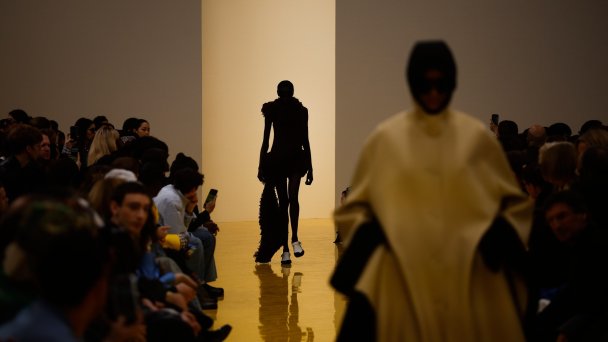 Показ коллекции Loewe на Неделе моды в Париже (Фото EPA / TASS)