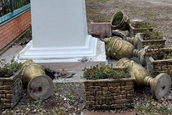 У храма в Фокино вандалы разгромили вазы