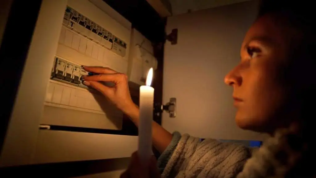 Около 2200 домохозяйств в Елгаве остались без света; причину пока не могут найти