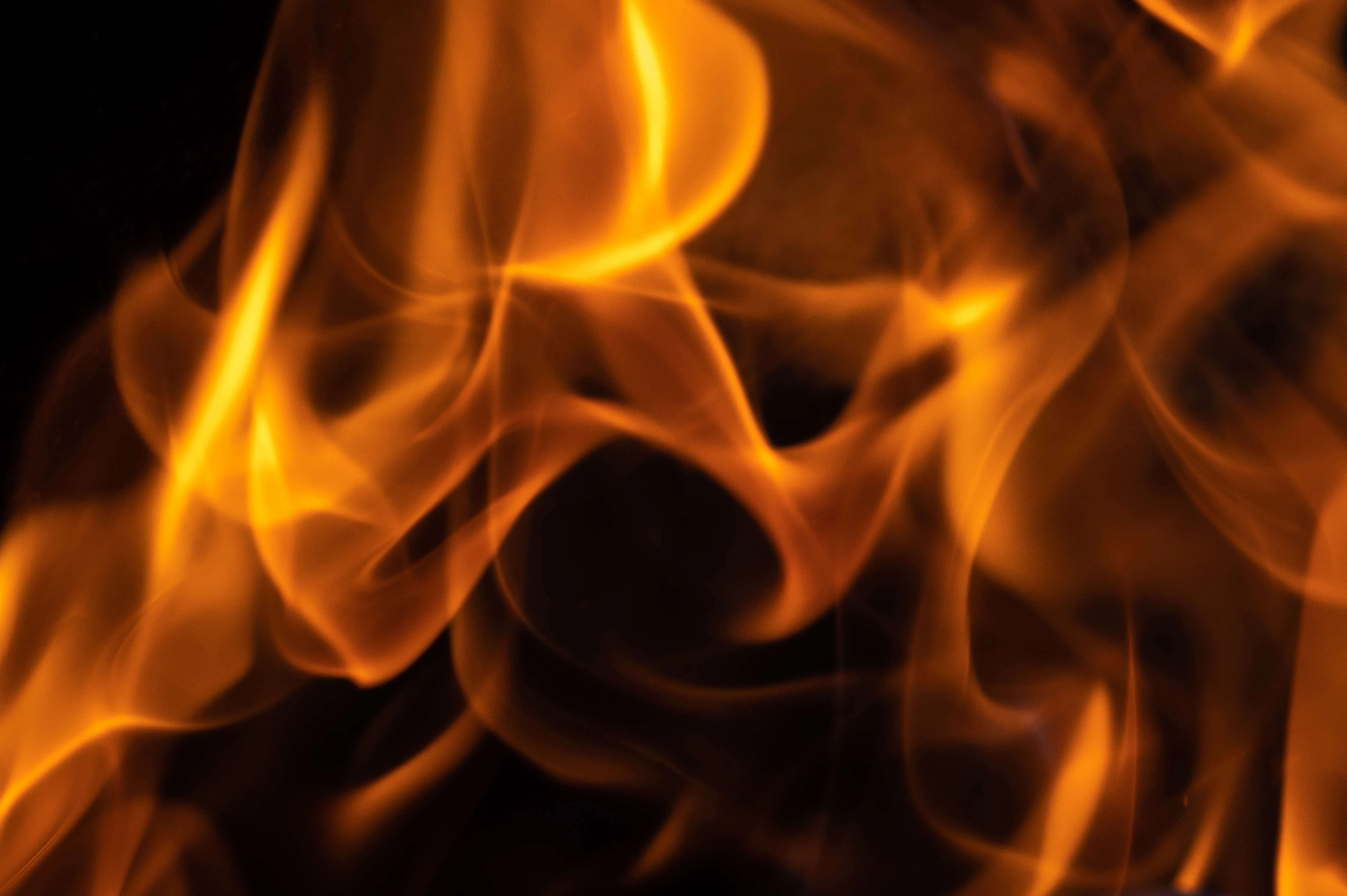 стихийные бедствия с огнем. пламя рядом с хозяйским. огонь вспыхнул. огонь вспыхнул. фото огня в баньке.