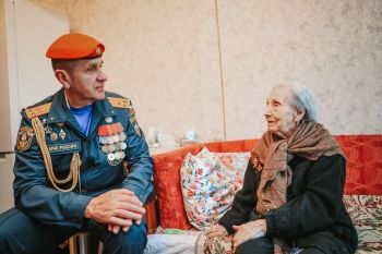 В преддверии Дня Победы начальник института поздравил ветерана Великой Отечественной войны Кузнецову Софью Петровну