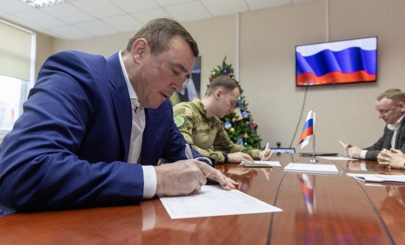 Валерий Лимаренко ставит подпись в поддержку Владимира Путина