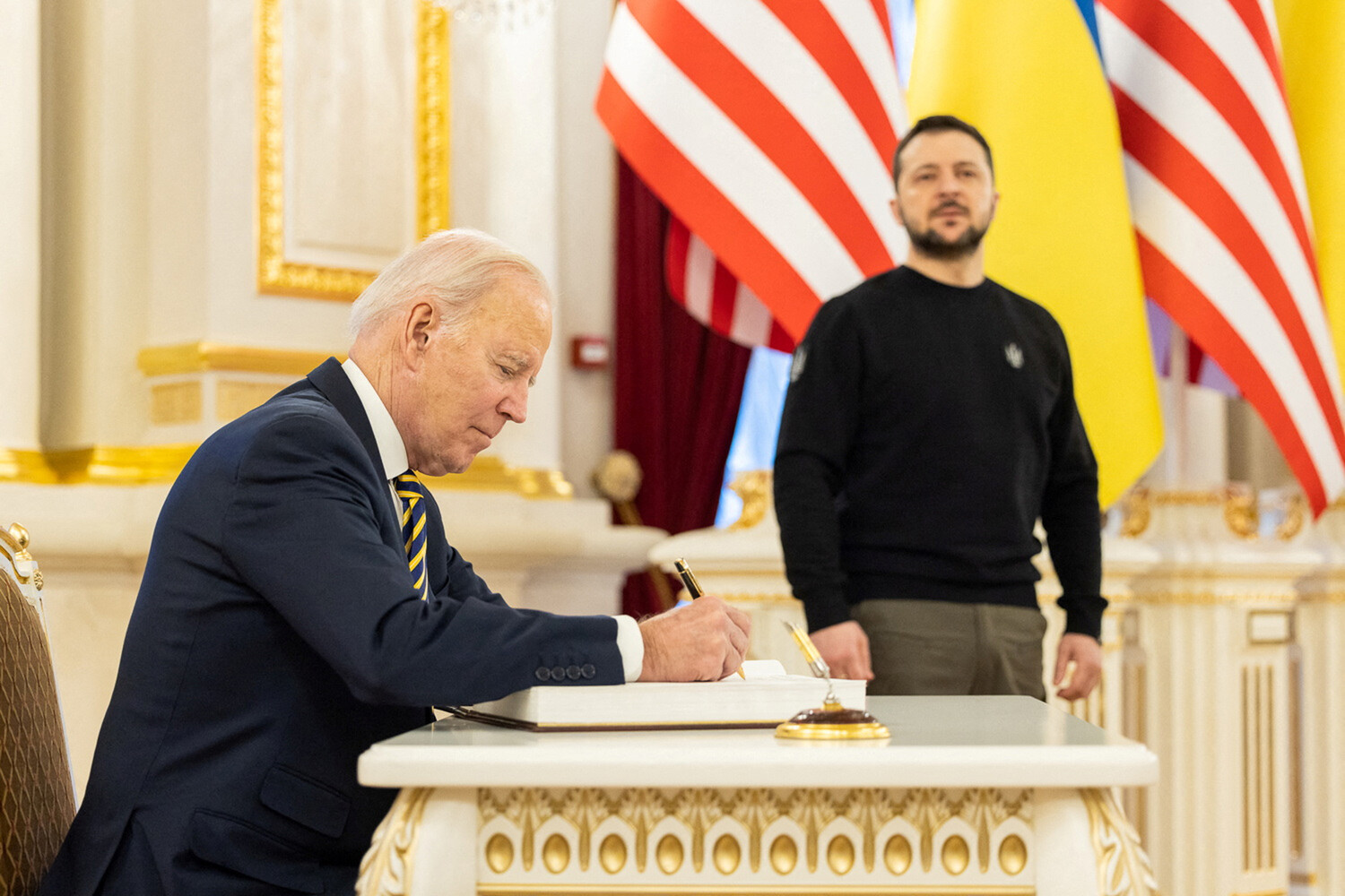 байден во главе стола в украине