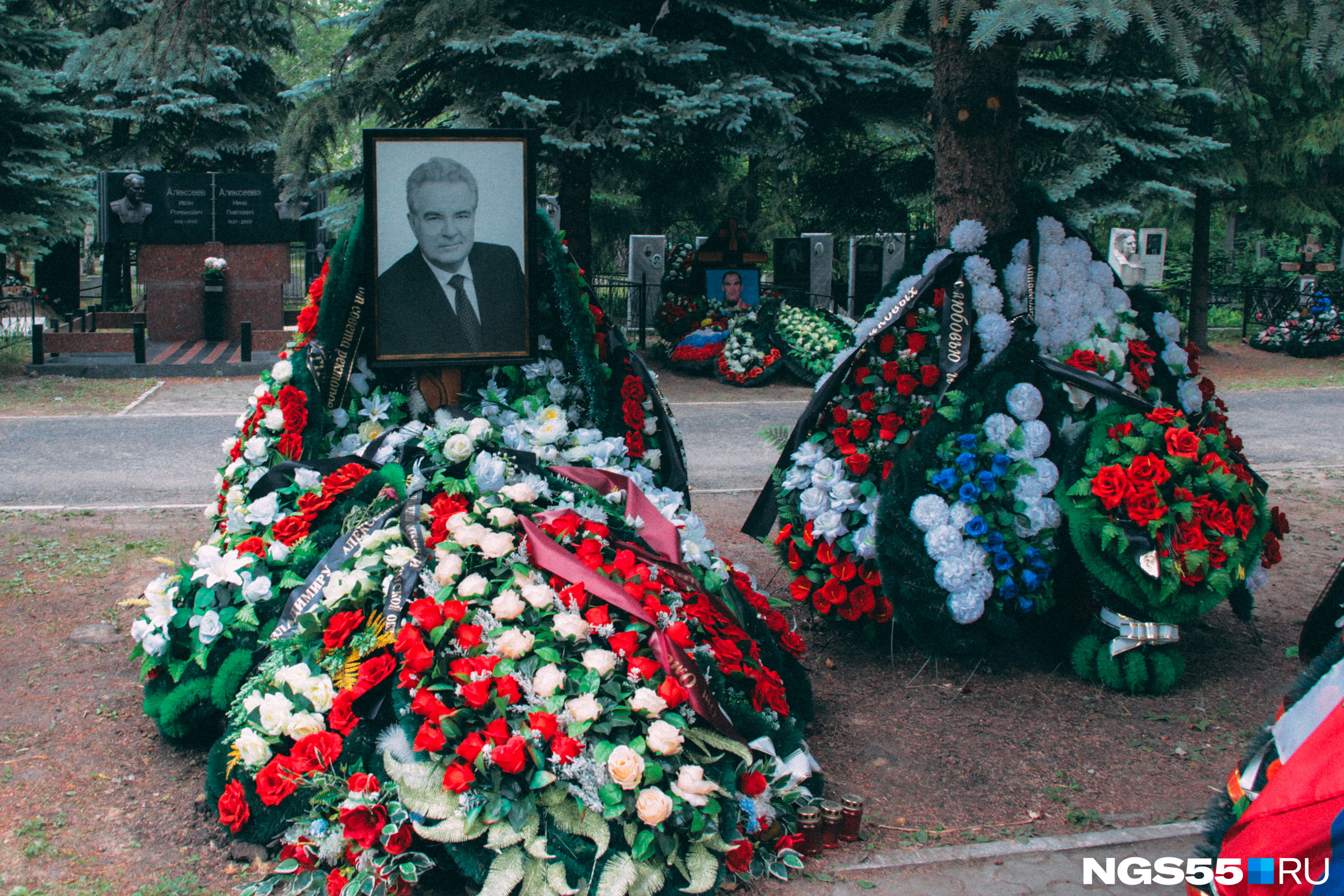 На заднем плане — место захоронения Александра Пушницы