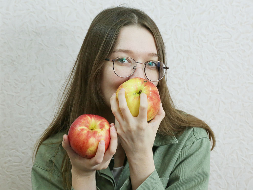 Хочу яблоко. Постоянно хочется яблок. Ест яблоко. Не хочешь яблоко не хочешь есть. Хочешь есть попей.