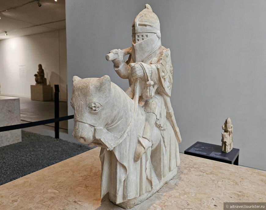 Средневековый рыцарь. Мастер Перо. 14-й век. Известняк.