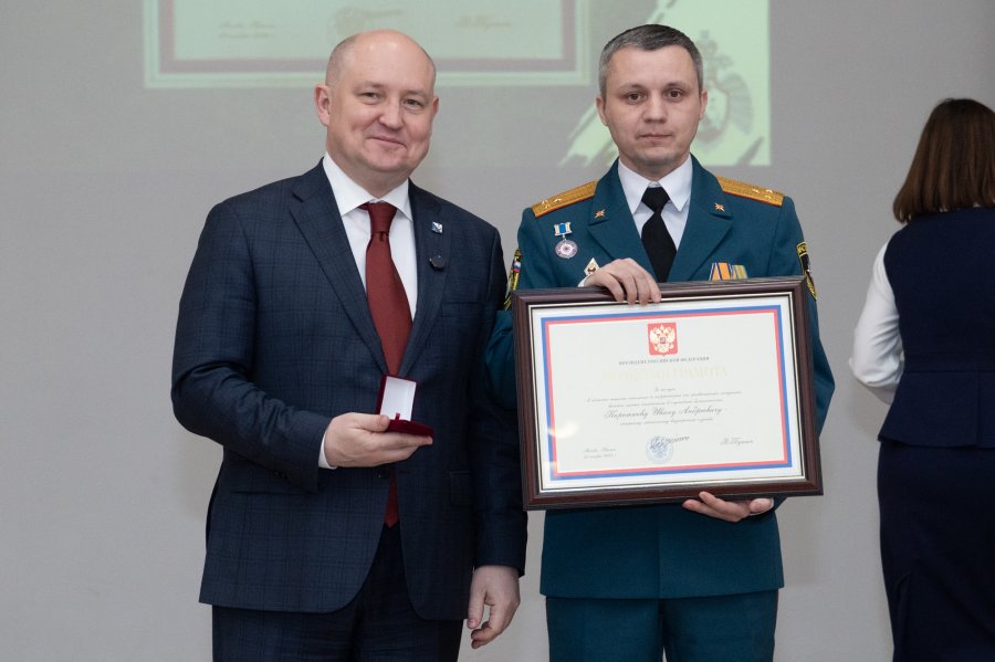 Губернатор Севастополя Михаил Развожаев вручил награды севастопольским спасателям