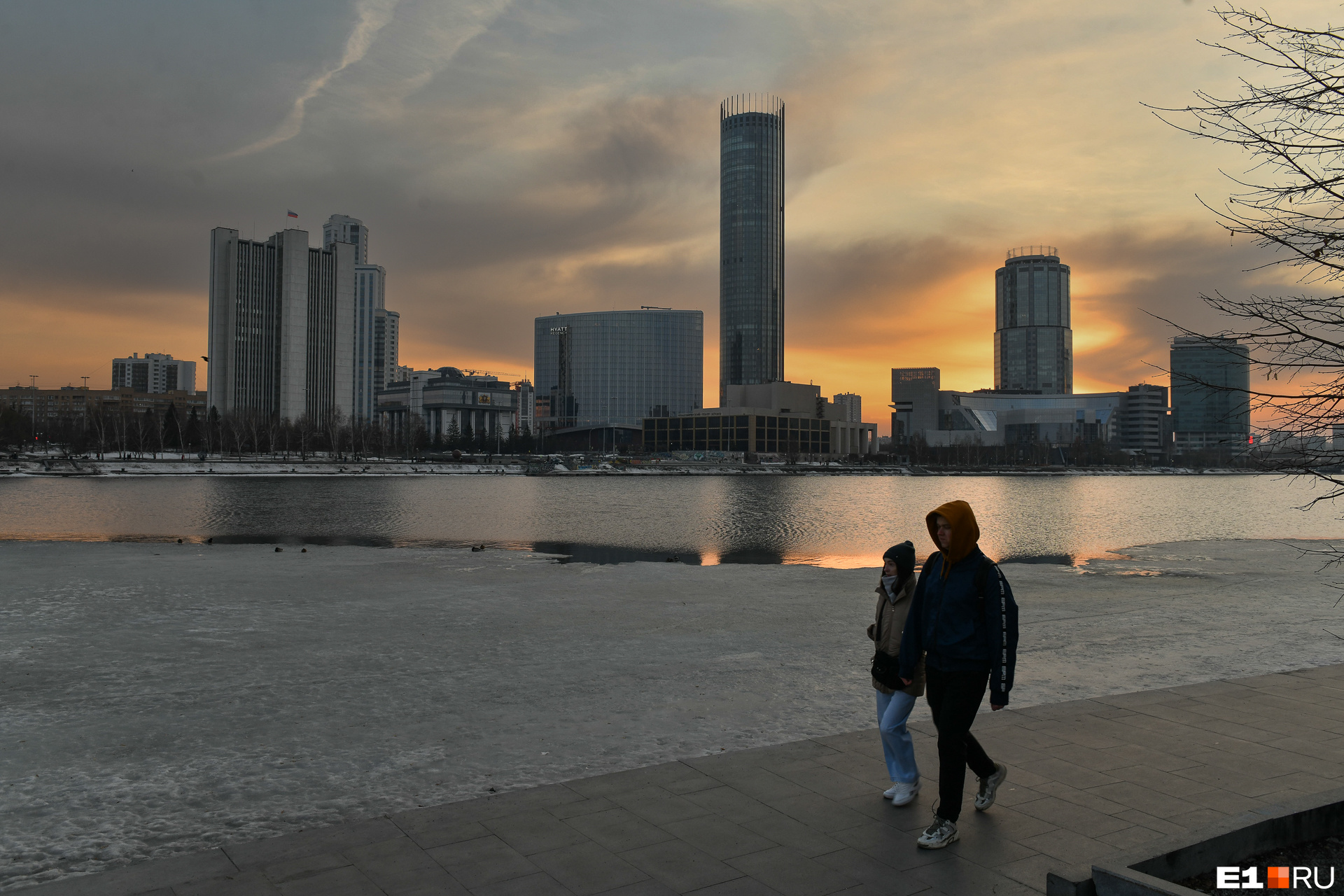 Пошла екатеринбург. Фотосессия на набережной. Прогулка по набережной фотосессия. Екатеринбург весной. Ночь фото.