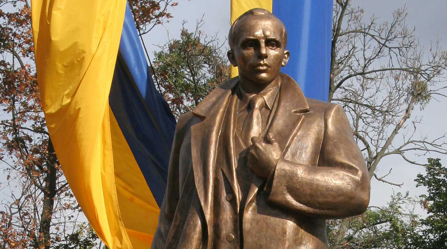 Памятник бандере. Степан Бандера памятник в Украине. Памятник Степану Бандере в Киеве. Степан Бандера памятник. Памятники Бандере и Шухевичу в Украине.