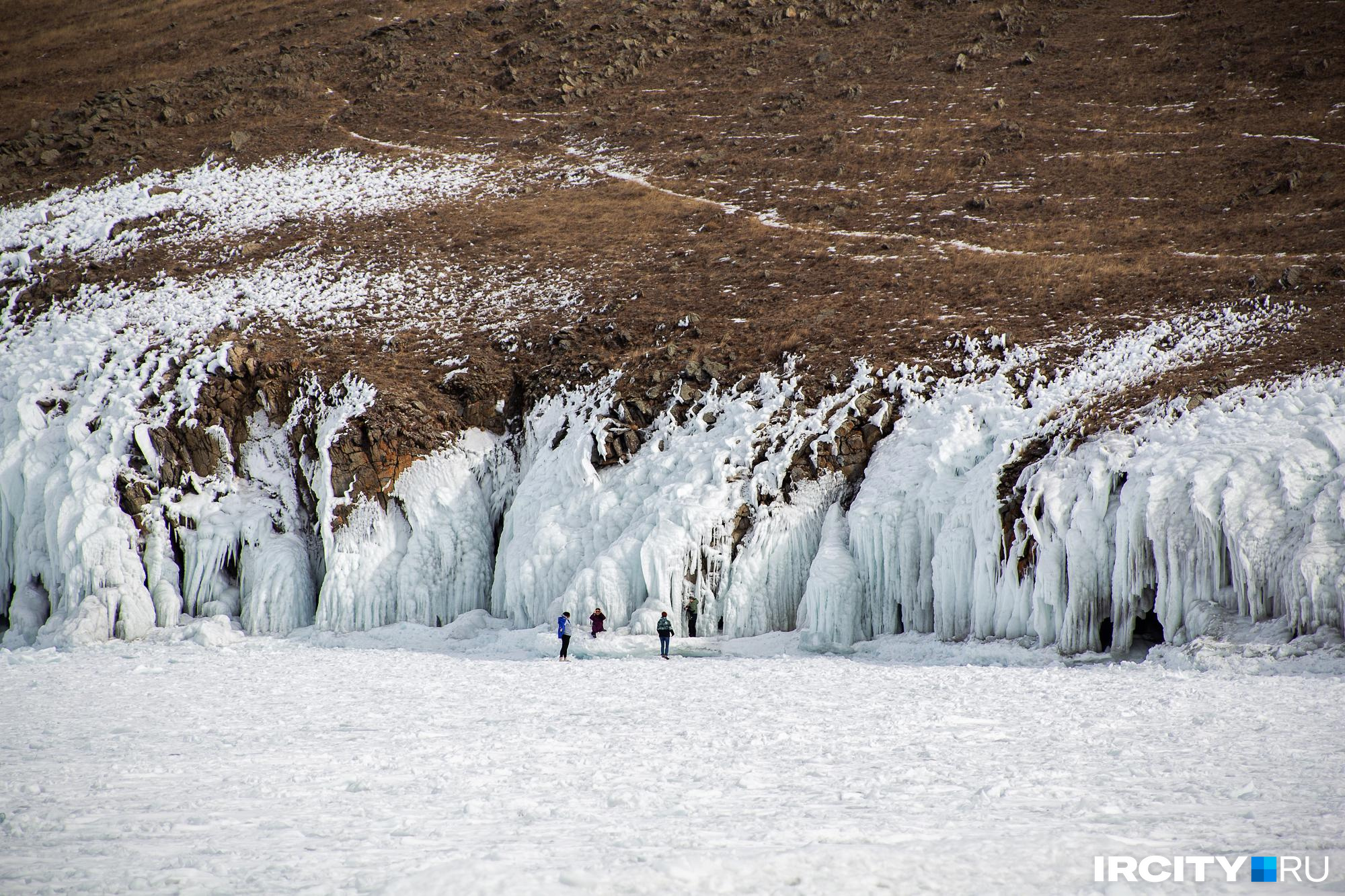 Ледяные пещеры с наплесками — то, что привлекает многих туристов на Ольхоне