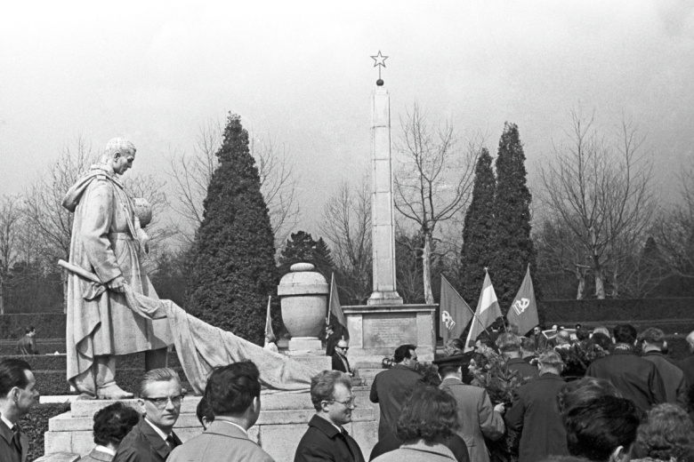 Памятник советским воинам на Центральном кладбище Вены, 1969 год
