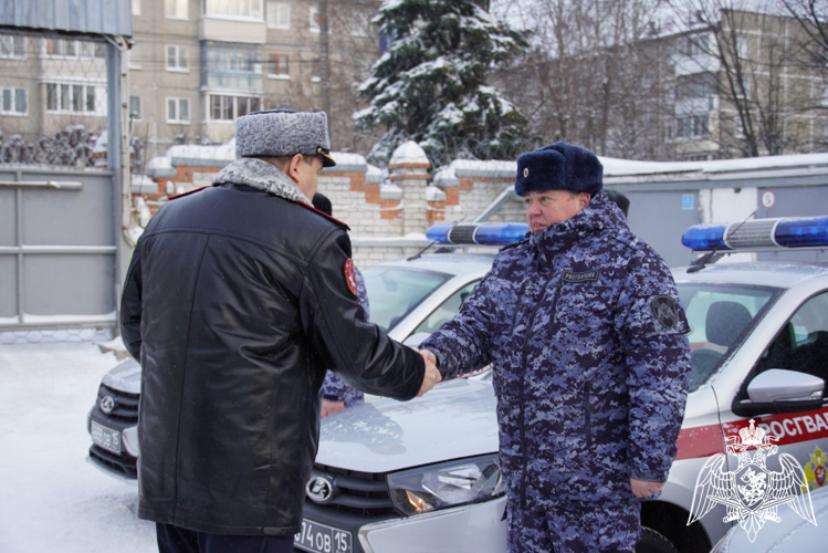 В Чебоксарах сотрудникам Росгвардии вручили ключи от новых служебных автомобилей