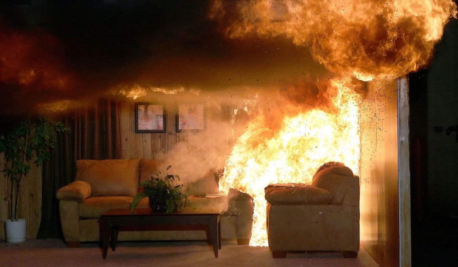 Почему горят квартиры. Комната в огне. Комната горит. Пожар в квартире. Горит квартира.