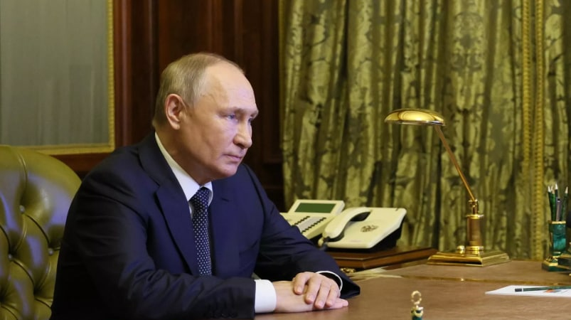 Владимир Путин проводит заседание Совета безопасности РФ в режиме видеоконференции
