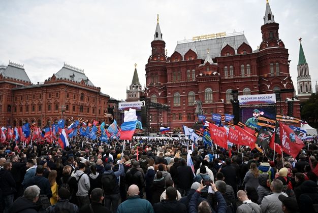 Люди на митинге «Своих не бросаем» на Манежной площади в Москве