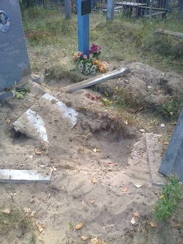 Можно с месячными ходить на кладбище. Могильные захоронения. Уборка могил на кладбище. Фотография рядом с могилой. В деревне медведь разрыл могилы.