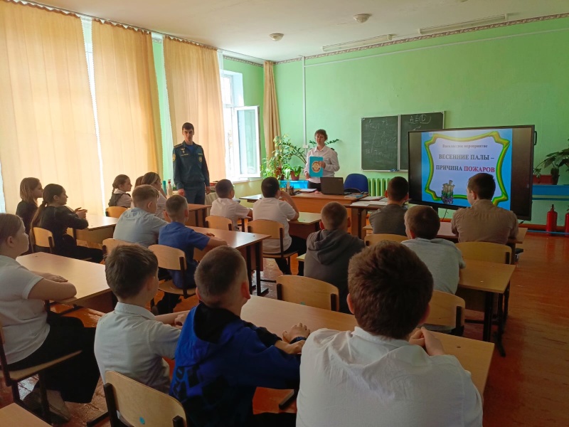 Сотрудники МЧС России продолжают открытые уроки в образовательных учреждениях