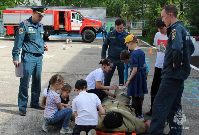Димитровградские огнеборцы провели пожарную эстафету в социально-реабилитационном центре