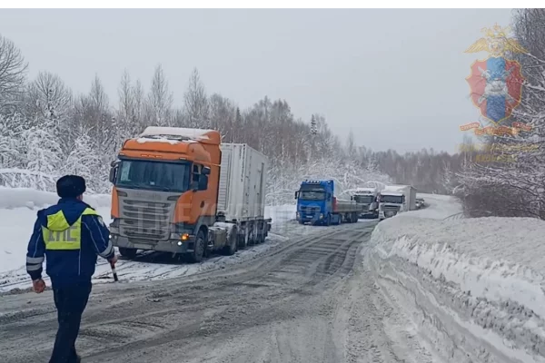В Таштагольском округе фуры застряли на дороге из-за снегопада