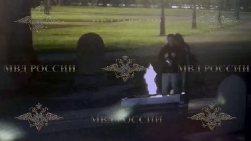 Уральцы вылили жидкость из бутылки на Вечный огонь в Санкт-Петербурге