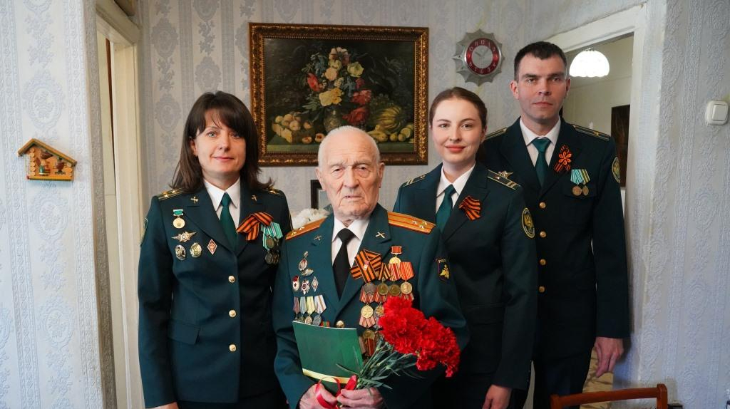 Брянские таможенники поздравили ветерана войны с Днём Победы