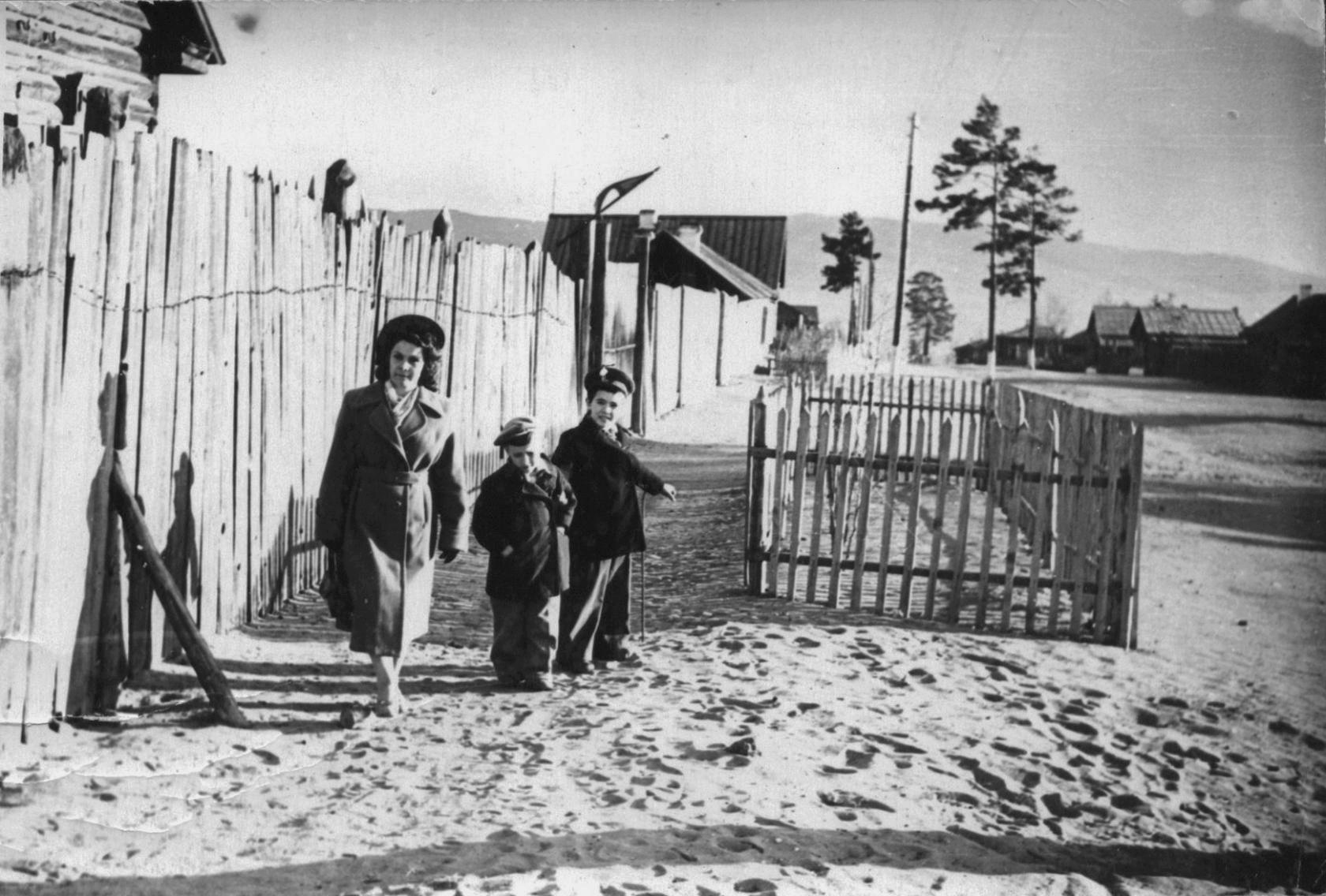 Жители меняют город. Старое фото края. Китай 1960е фото. Старые фото Лосино-Петровский 1960. Старая Москва дети 1955 1960 годы фото детей во дворах Москва.