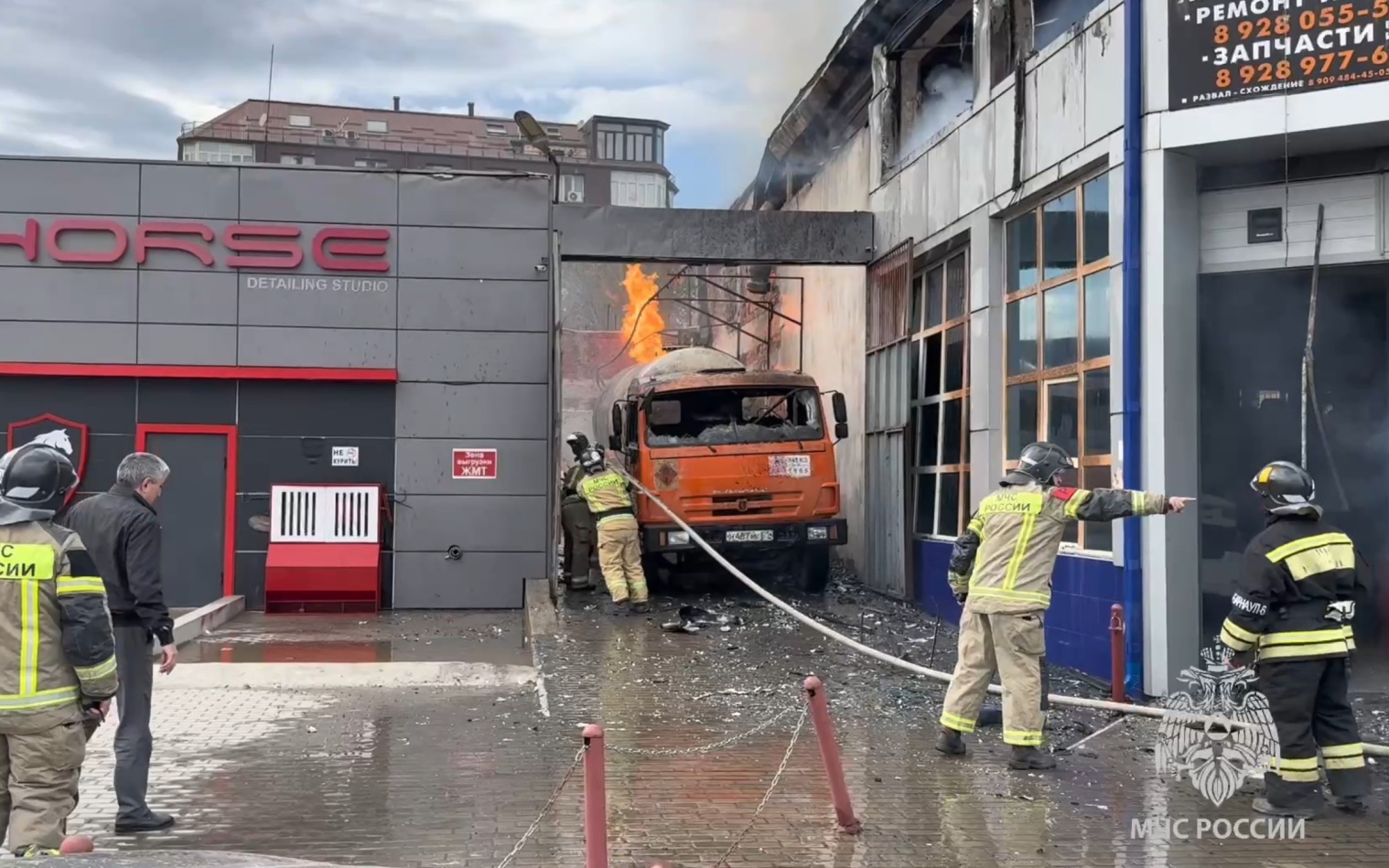 Пожар в автосервисе в Каспийске полностью потушили