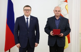 Алексей Текслер вручил государственные и региональные награды южноуральцам. Автор фото - Наиль Фаттахов 