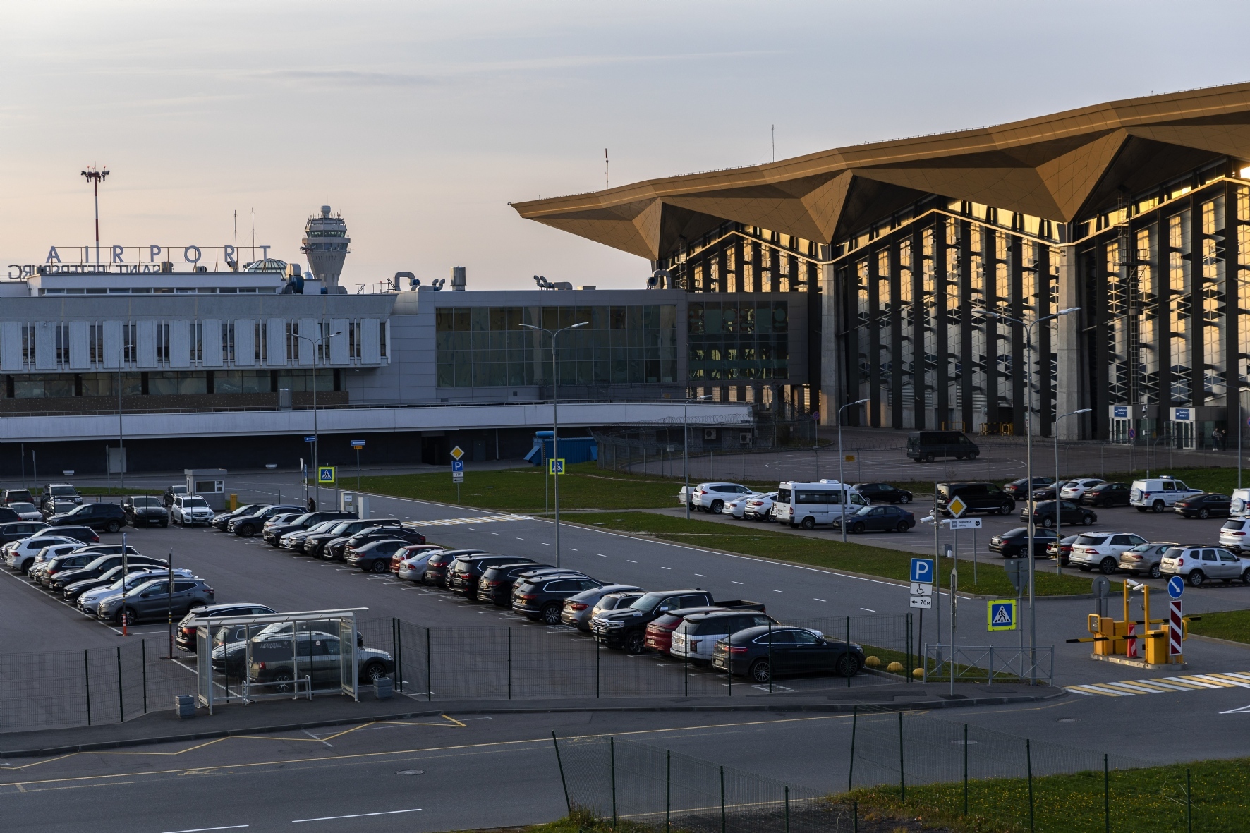 Аэропорт пулково улица. Аэропорт Пулково Пулковское шоссе. Пулково Стамбул. Аэропорт Пулково ночью. Пулково вторая очередь.