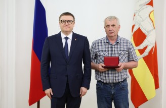 Алексей Текслер вручил государственные и региональные награды южноуральцам. Автор фото - Наиль Фаттахов 