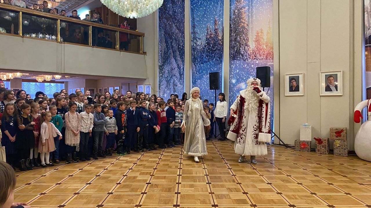 новогодняя елка. губернаторская елка в том году. представление новогодние в филармонии курск. драмтеатр курск детская елка. губернаторская елка в воронеже утренник для малообеспеченных семей.