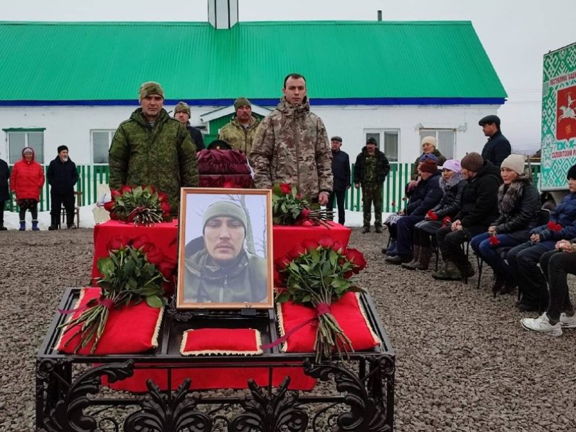 «Светлая память бойцу»: в Башкирии простились с погибшим в СВО Айратом Аллабердиным